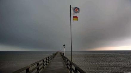 Dunkle Gewitterwolken zogen am Freitag über die Seebrücke am Strand des Seebades Lubmin an der ostvorpommerschen Ostseeküste.
