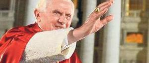 Segen den Brüdern. Der Papst während der Messe zum Priesterjahr. Foto: Giuseppe Giglia/dpa