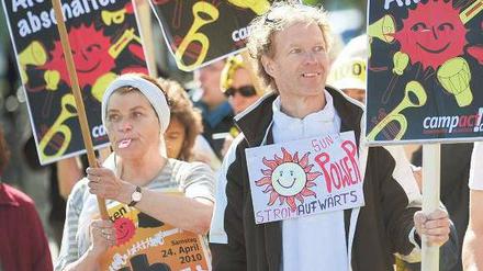 Unter Beobachtung. Zu jedem Treffen zum Thema Laufzeitverlängerung organisiert die Anti-Atombewegung Proteste. Diesmal am Freitagmorgen vor dem Kanzleramt. 