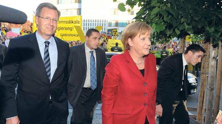 Niedersachsens Ministerpräsident Christian Wulff (l.) und Angela Merkel am Donnerstag in Berlin. 