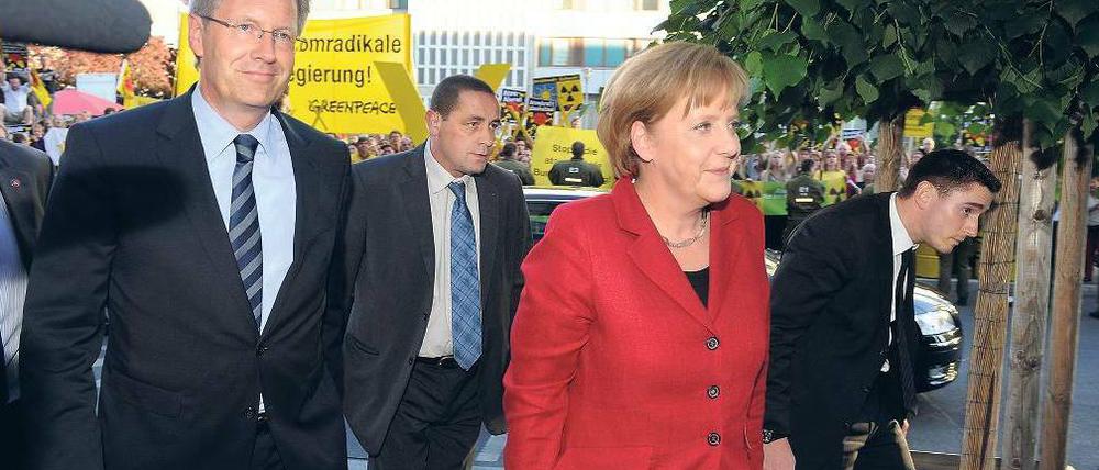 Niedersachsens Ministerpräsident Christian Wulff (l.) und Angela Merkel am Donnerstag in Berlin. 