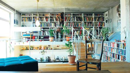 Oderberger Straße 56. Die Haus-im-Haus-Wohnung mit der Hängebrücke im 7. und 7.5. OG ist 120 qm groß und sehr variabel nutzbar: eine 35 qm große Einliegerwohnung ist abtrennbar. Sie kann für ein Zusatzeinkommen vermietet, als Kinderwohnung, Homeoffice oder als Wohnung für eine Pflegekraft genutzt werden.