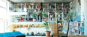 Oderberger Straße 56. Die Haus-im-Haus-Wohnung mit der Hängebrücke im 7. und 7.5. OG ist 120 qm groß und sehr variabel nutzbar: eine 35 qm große Einliegerwohnung ist abtrennbar. Sie kann für ein Zusatzeinkommen vermietet, als Kinderwohnung, Homeoffice oder als Wohnung für eine Pflegekraft genutzt werden. 