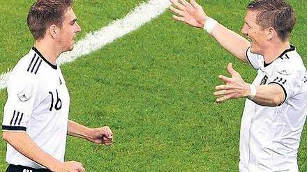 Torschützenverein. Philipp Lahm (links) und Bastian Schweinsteiger erzielten die drei deutschen Treffer. Foto: dpa