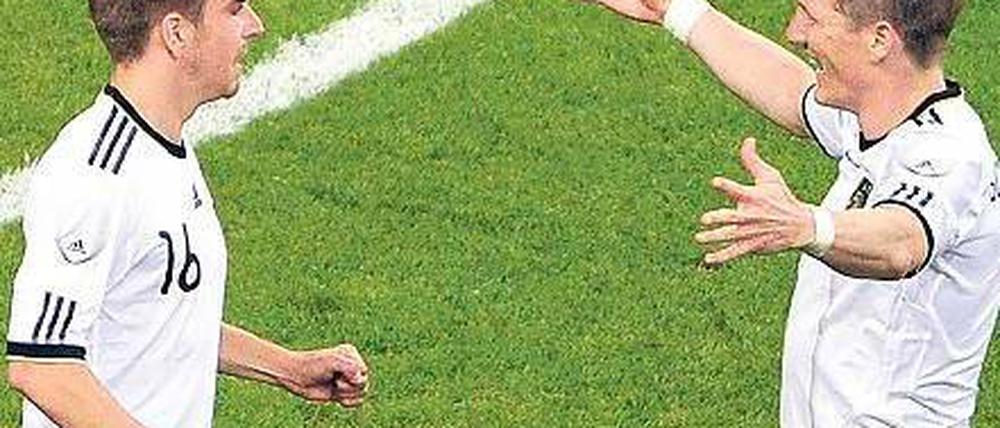 Torschützenverein. Philipp Lahm (links) und Bastian Schweinsteiger erzielten die drei deutschen Treffer. Foto: dpa