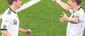 Torschützenverein. Philipp Lahm (links) und Bastian Schweinsteiger erzielten die drei deutschen Treffer. Foto: dpa