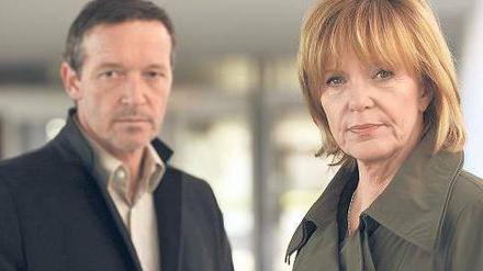 Auf Lehrer-Suche. Lucas (Ulrike Kriener) und Kollege Noethen (Michael Roll).Foto:ZDF