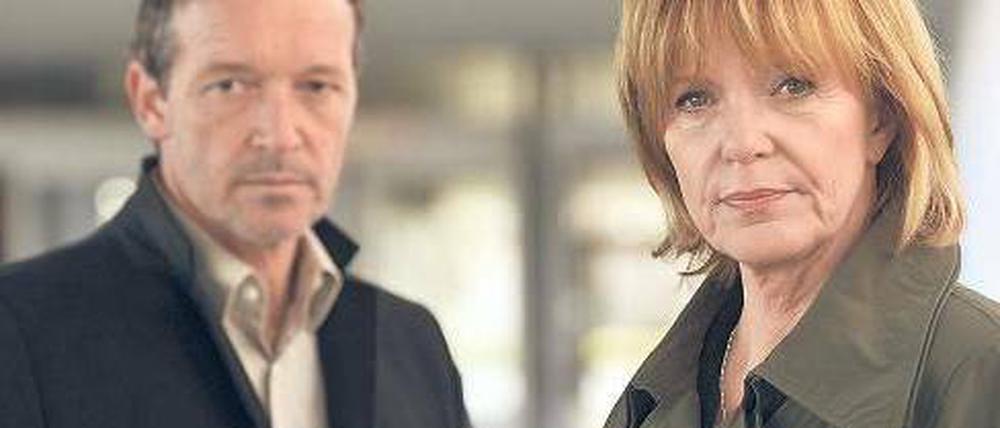 Auf Lehrer-Suche. Lucas (Ulrike Kriener) und Kollege Noethen (Michael Roll).Foto:ZDF