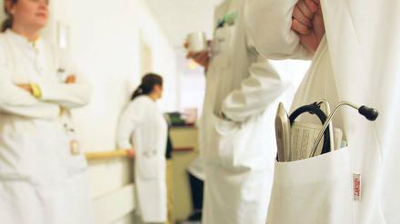 Allzeit bereit. Es gibt viel zu tun in Berlins Heimen und Kliniken. Ärzte haben für ihren Berufsstand eine eigene Kammer, sie kassiert Beiträge hat dafür aber weite Befugnisse. das fordern auch Pfleger und Schwestern. Braucht das Gesundheitswesen eine Pflegekammer?