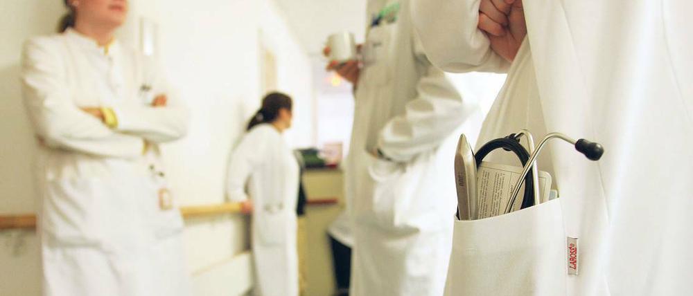 Allzeit bereit. Es gibt viel zu tun in Berlins Heimen und Kliniken. Ärzte haben für ihren Berufsstand eine eigene Kammer, sie kassiert Beiträge hat dafür aber weite Befugnisse. das fordern auch Pfleger und Schwestern. Braucht das Gesundheitswesen eine Pflegekammer?