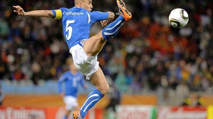 Ballett oder Fußball? Kapitän Fabio Cannavaro sah in der ersten Halbzeit eine italienische Mannschaft, die sich von Paraguay beeindrucken ließ.