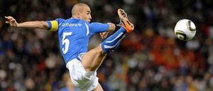 Ballett oder Fußball? Kapitän Fabio Cannavaro sah in der ersten Halbzeit eine italienische Mannschaft, die sich von Paraguay beeindrucken ließ.
