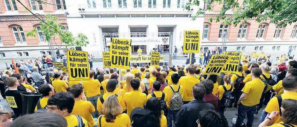 Draußen vor der Tür. Mitglieder der Bürgerschaft der Hansestadt Lübeck tagen vor dem Kieler Landtag. Rund 300 Demonstranten begleiten die Freiluftsitzung. Foto: Angelika Warmuth/dpa