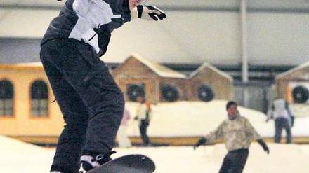 Ausgerutscht. Mit lockerem Snowboarden im „Snowtropolis“ in Senftenberg ist es vorbei. Ostdeutschlands erste Skihalle hat Insolvenz angemeldet. Foto: Bernd Settnik/dpa