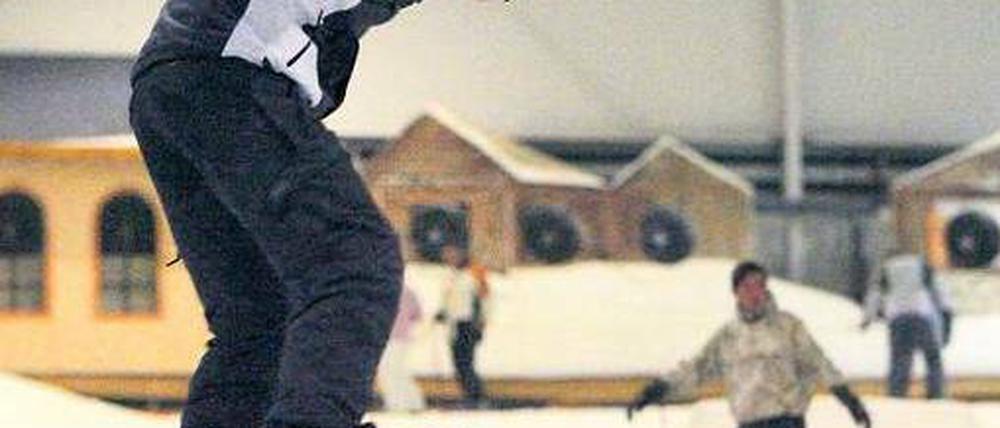 Ausgerutscht. Mit lockerem Snowboarden im „Snowtropolis“ in Senftenberg ist es vorbei. Ostdeutschlands erste Skihalle hat Insolvenz angemeldet. Foto: Bernd Settnik/dpa