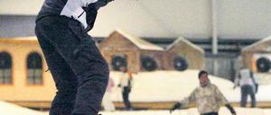 Ausgerutscht. Mit lockerem Snowboarden im „Snowtropolis“ in Senftenberg ist es vorbei. Ostdeutschlands erste Skihalle hat Insolvenz angemeldet. Foto: Bernd Settnik/dpa