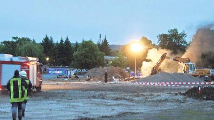 Auf dem Schützenplatz in Göttingen. Rettungskräfte eilen auf den Ort der Explosion zu, für drei Männer kam jede Hilfe zu spät.