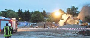 Auf dem Schützenplatz in Göttingen. Rettungskräfte eilen auf den Ort der Explosion zu, für drei Männer kam jede Hilfe zu spät.