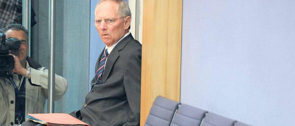 Allein? Bundesfinanzminister Wolfgang Schäuble hat für das Gesetz zum Leerverkaufsverbot heftige Kritik einstecken müssen. Er würde es gerne auf Europa ausweiten.