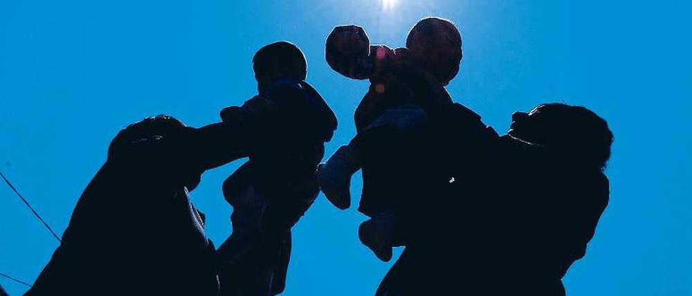Schwieriger Prozess. Nach den geltenden Richtlinien soll der Altersabstand zwischen Adoptiveltern und -kindern nicht größer als 40 Jahre sein. 