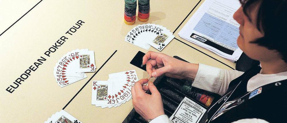 Griff in die Kasse. Am 6. März wurde das Pokerturnier am Potsdamer Platz überfallen. Einer der mutmaßlichen Täter, der bei der Aufklärung half, wurde jetzt wegen einer anderen Raubtat erneut verhaftet. Foto: dpa/pa