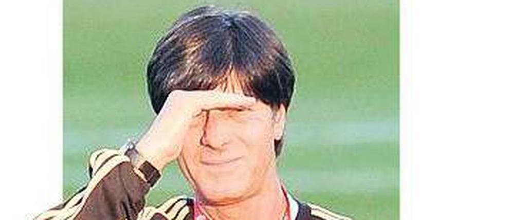 Der Mann mit dem Überblick. Bundestrainer Joachim Löw hat sich auch von den vielen Ausfällen nicht aus der Ruhe bringen lassen und geht zuversichtlich ins erste WM-Spiel gegen Australien. Foto: dpa