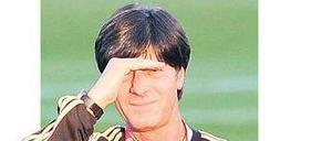 Der Mann mit dem Überblick. Bundestrainer Joachim Löw hat sich auch von den vielen Ausfällen nicht aus der Ruhe bringen lassen und geht zuversichtlich ins erste WM-Spiel gegen Australien. Foto: dpa