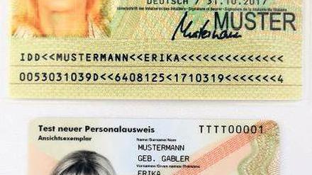 Kleiner ist er, sicherer soll er sein: Der neue Personalauweis (unten). Foto: dpa
