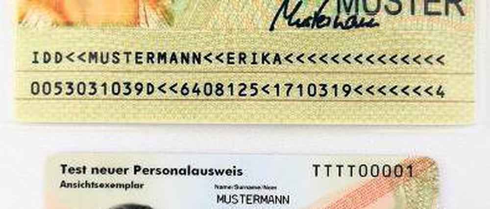 Kleiner ist er, sicherer soll er sein: Der neue Personalauweis (unten). Foto: dpa