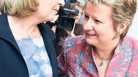Minderheitsregierung im Blick. SPD-Landeschefin Hannelore Kraft (l.) und Grünen-Fraktionschefin Sylvia Löhrmann am Donnerstag im Düsseldorfer Landtag. Foto: Oliver Berg/dpa