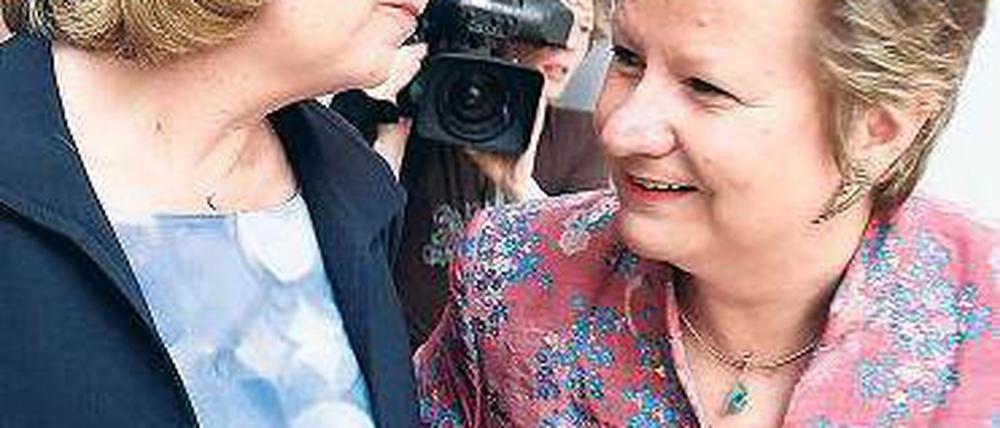Minderheitsregierung im Blick. SPD-Landeschefin Hannelore Kraft (l.) und Grünen-Fraktionschefin Sylvia Löhrmann am Donnerstag im Düsseldorfer Landtag. Foto: Oliver Berg/dpa