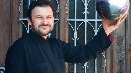 Versöhnlich. Valjeko Gacic ist als Priester der serbisch-orthodoxen Gemeinde für ein Unentschieden. 