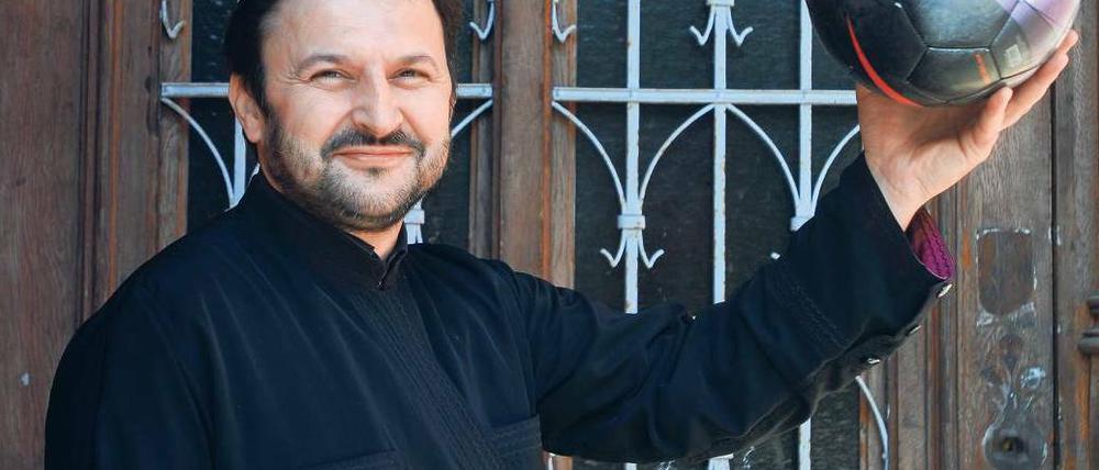 Versöhnlich. Valjeko Gacic ist als Priester der serbisch-orthodoxen Gemeinde für ein Unentschieden. 