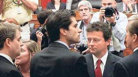 Unter Druck. Der britische BP-Chef Tony Hayward (Zweiter von rechts) musste sich am Donnerstag vor dem Kongressausschuss in Washington heftige Kritik anhören. Der Ölkonzern soll Sicherheitsprobleme ignoriert haben. 