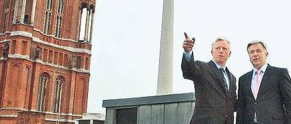 Klaus Wowereit (re.) und sein Torontoer Amtskollege David Miller stehen auf dem Rathausdach. Für die privat finanzierte Solaranlage erhält das Land eine Miete.