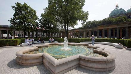 Unter Platanen. Brunnen, Bänke, Bäume, vereint zum Idyll auf der Insel.