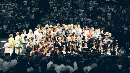 Singfonie der Großstadt. 65 000 Menschen singen in der Schalke-Arena in Gelsenkirchen mit, beim größten mehrstimmigen Chorkonzert aller Zeiten. 