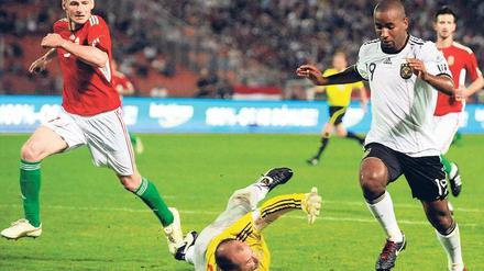 Ungarn umkurvt. Der deutsche Stürmer Cacau (rechts) zieht an Torwart Gabor Kiraly (Mitte) vorbei und erzielt das 3:0. Foto: dpa