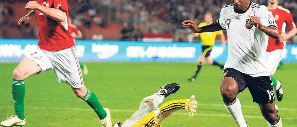 Ungarn umkurvt. Der deutsche Stürmer Cacau (rechts) zieht an Torwart Gabor Kiraly (Mitte) vorbei und erzielt das 3:0. Foto: dpa