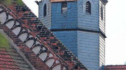 Abgerissen. Die Windhose zerstörte auch den Turm der Klosterkirche. Foto: Killig/dpa
