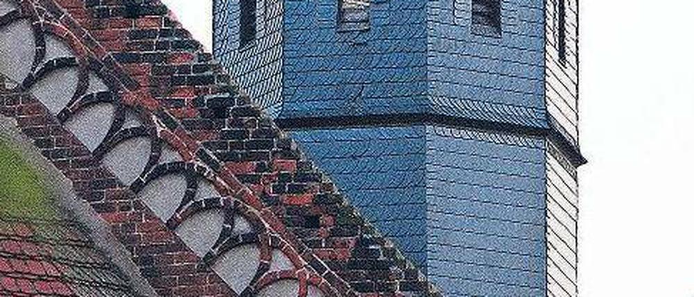 Abgerissen. Die Windhose zerstörte auch den Turm der Klosterkirche. Foto: Killig/dpa