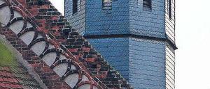 Abgerissen. Die Windhose zerstörte auch den Turm der Klosterkirche. Foto: Killig/dpa