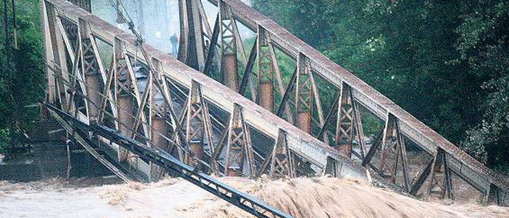 Im Sog der Naturgewalten. Zerstörte Brücke in Polen. 