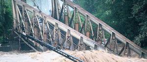 Im Sog der Naturgewalten. Zerstörte Brücke in Polen. 