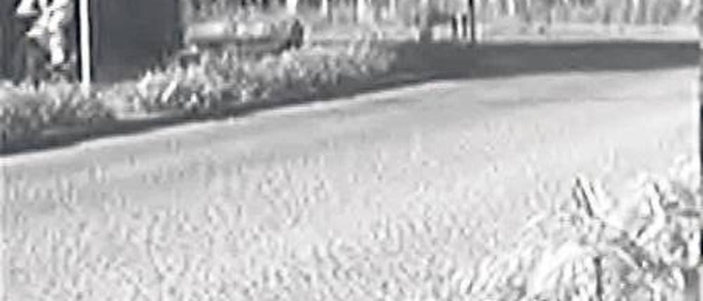 Im Visier der Kamera. Diesen weiß gekleideten Radfahrer, der am 20. Juni 2009 an der Einfahrt des Johannestifts in Spandau gefilmt wurde, hält die Polizei für den Mörder.