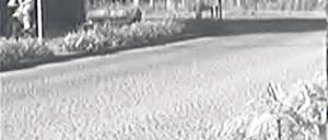 Im Visier der Kamera. Diesen weiß gekleideten Radfahrer, der am 20. Juni 2009 an der Einfahrt des Johannestifts in Spandau gefilmt wurde, hält die Polizei für den Mörder.