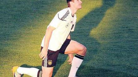 Klose bekniet den Fußballgott. Es läuft zurzeit einfach nicht rund beim Bayern-Stürmer.