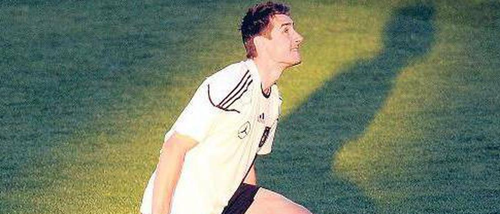 Klose bekniet den Fußballgott. Es läuft zurzeit einfach nicht rund beim Bayern-Stürmer.