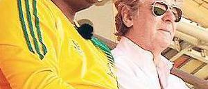 Gute Aussicht. Robert Marawa (l.) und Marcel Reif nehmen für Arte im Jonnesburger Stadion Soccer-City Platz.