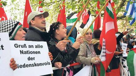 Solidarität mit den Palästinensern. Nach dem israelischen Militäreinsatz gegen eine Hilfsflotte für den Gazastreifen protestierten am Dienstag rund eineinhalbtausend Menschen auf zwei Kundgebungen in Berlin. Dazu hatten unter anderem palästinensische Organisationen eingeladen. Viele Passanten schlossen sich spontan den Demonstrationen an. 